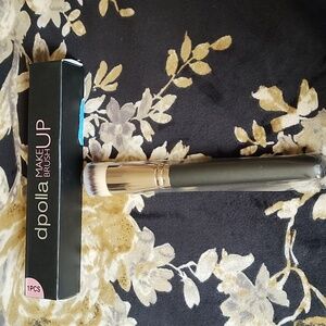 Dpolla women's make up Brush new in box never used